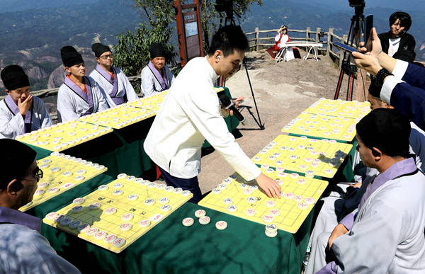 象棋大师许银川在崀山景区与10位象棋高手对弈